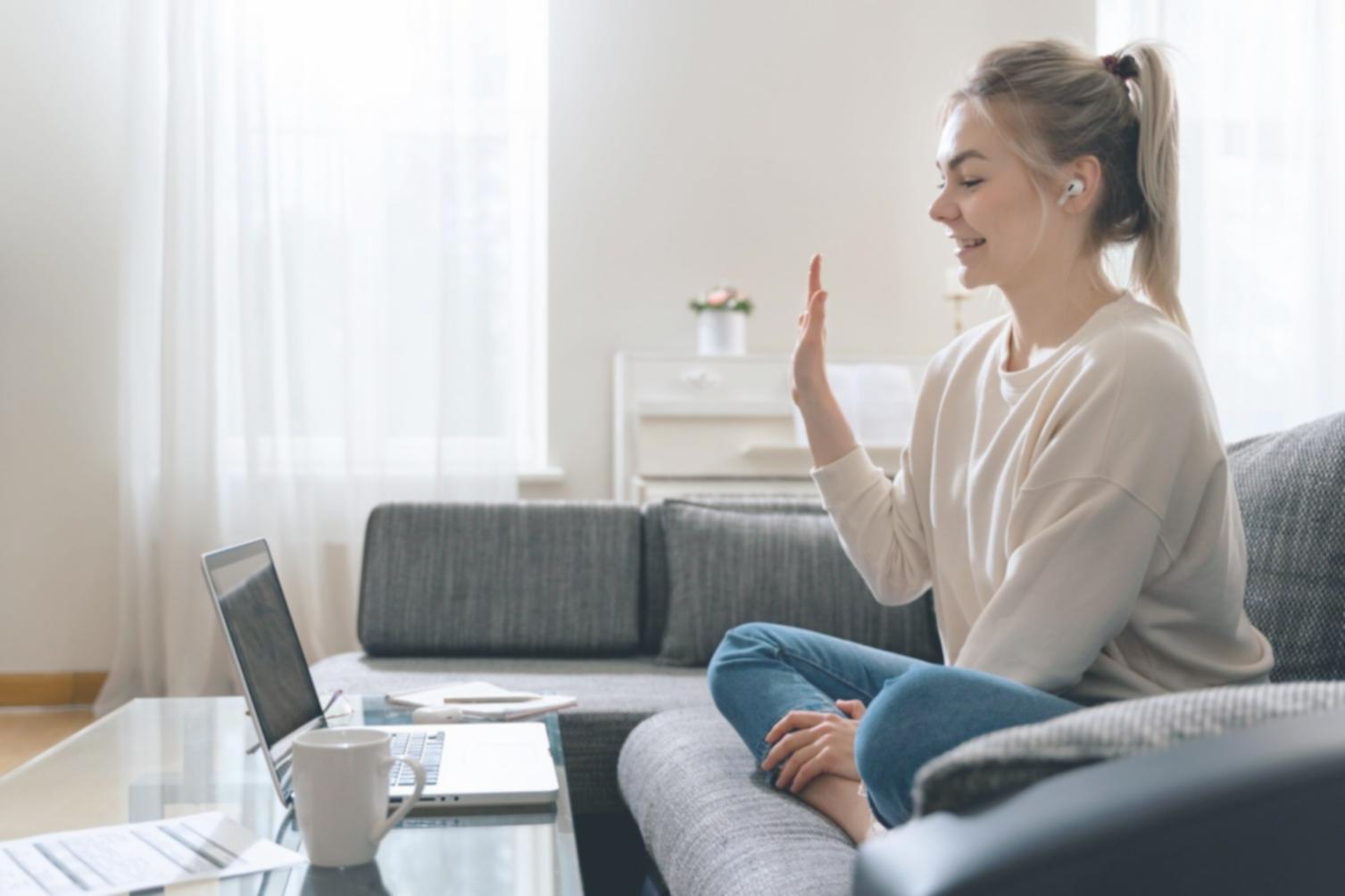 Team bei der gemeinsamen Arbeit an Budgetstrategien