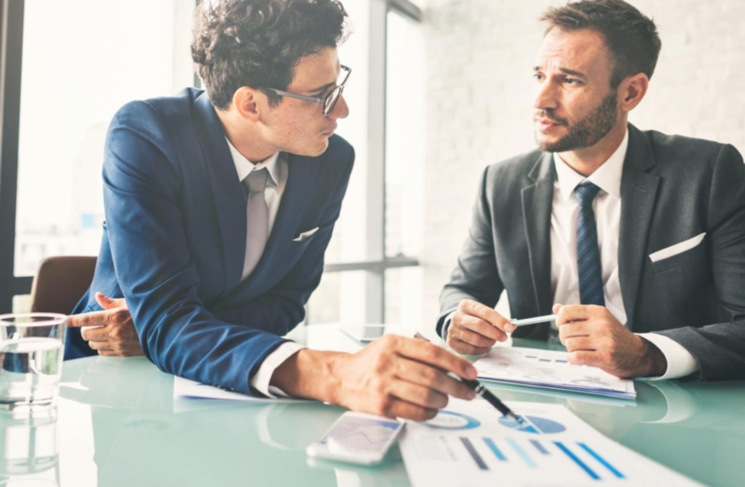 Finanzielle Planung und Budgetübersicht auf modernem Arbeitsplatz